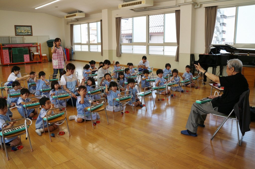 池田先生による楽器指導 « 学校法人 聖カタリナ学園 ロザリオ幼稚園